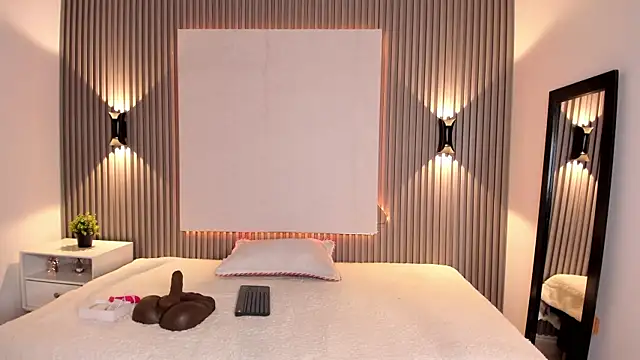 Zafiiraa online show from 5, 3, 2025