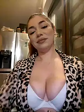 Snapshot of Ella_sweety chatting on 3, 1, 2025 Ella sweety online show from 3, 1, 2025