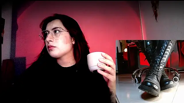 Snapshot of Scarlett_Sen chatting on 5, 12, 2025 Scarlett Sen online show from 5, 12, 2025