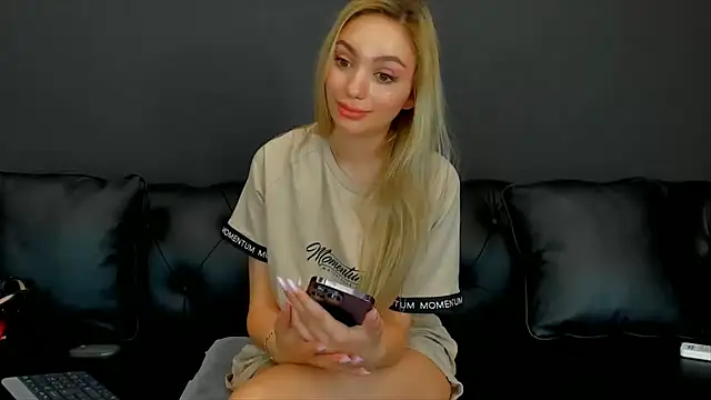 HaleySweet18 online show from 25, 6, 2026