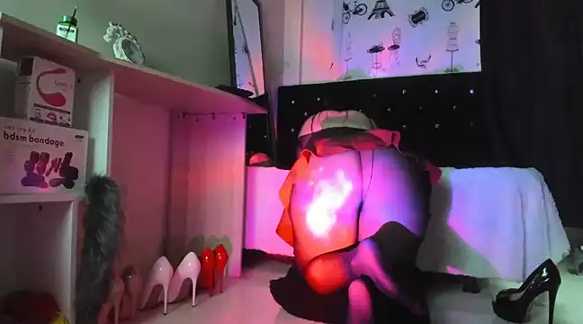 Snapshot of emely_garcia chatting on 26, 12, 2024 emely garcia online show from 26, 12, 2024