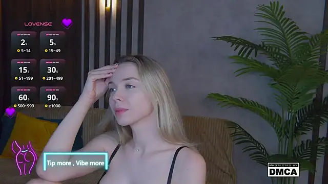 Snapshot of Holl1Would chatting on 5, 2, 2025 Holl1Would online show from 5, 2, 2025