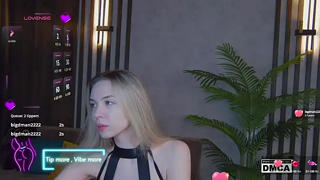 Snapshot of Holl1Would chatting on 13, 2, 2025 Holl1Would online show from 13, 2, 2025