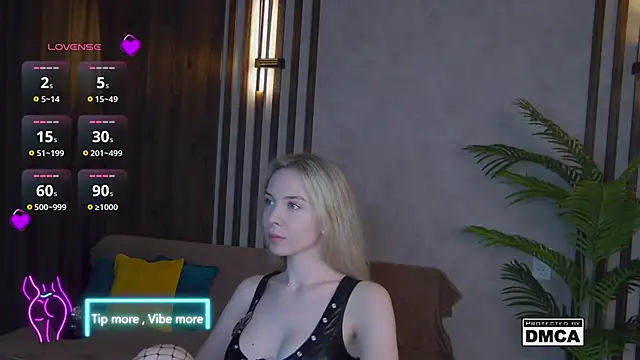 Snapshot of Holl1Would chatting on 12, 3, 2025 Holl1Would online show from 12, 3, 2025