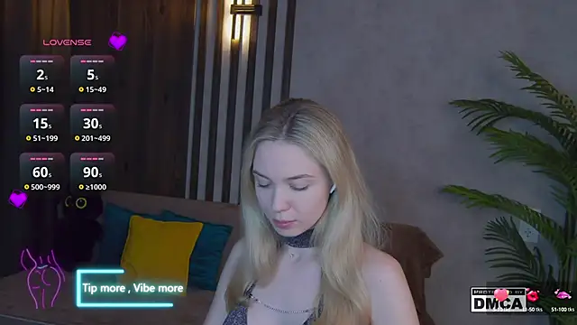 Snapshot of Holl1Would chatting on 19, 3, 2025 Holl1Would online show from 19, 3, 2025