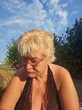 Snapshot of milfchantal4 chatting on 28, 6, 2026 milfchantal4 online show from 28, 6, 2026