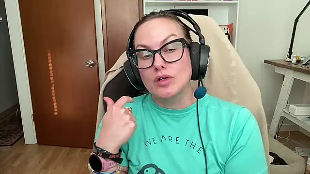 Snapshot of NikkixNight chatting on 4, 11, 2025 NikkixNight online show from 4, 11, 2025