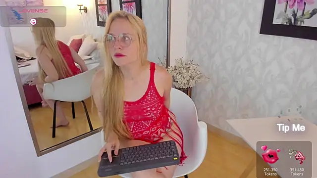 Snapshot of EmilySumer chatting on 5, 3, 2025 EmilySumer online show from 5, 3, 2025