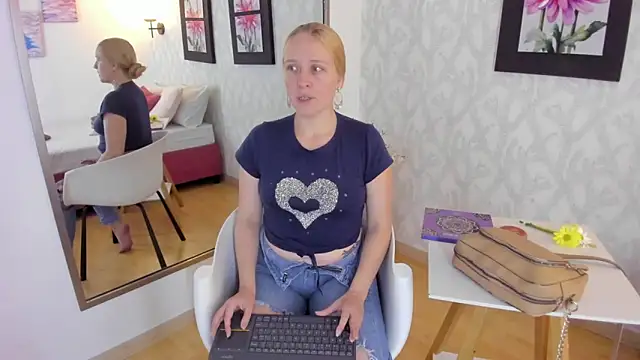 Snapshot of EmilySumer chatting on 7, 3, 2025 EmilySumer online show from 7, 3, 2025