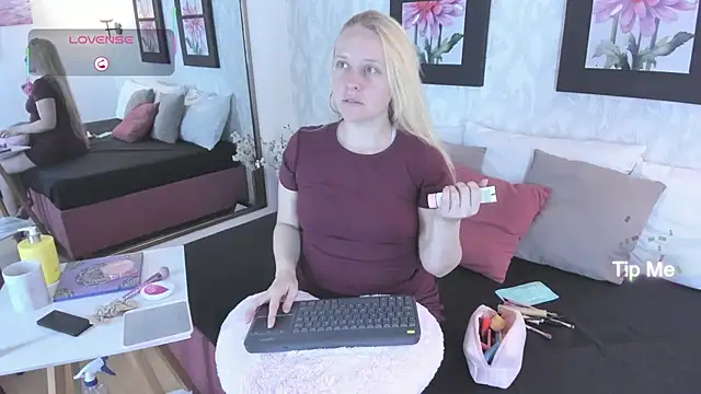 Snapshot of EmilySumer chatting on 28, 9, 2025 EmilySumer online show from 28, 9, 2025