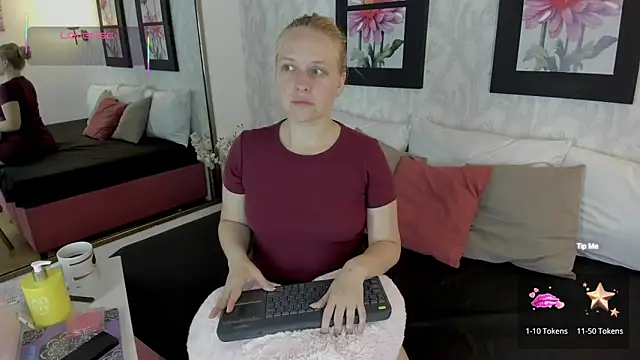 Snapshot of EmilySumer chatting on 2, 10, 2025 EmilySumer online show from 2, 10, 2025