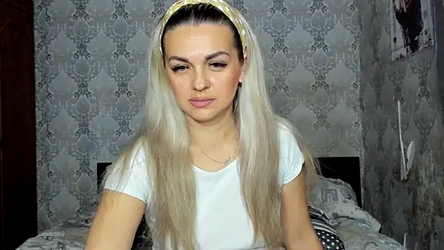 NicoletMoore online show from 19, 12, 2024