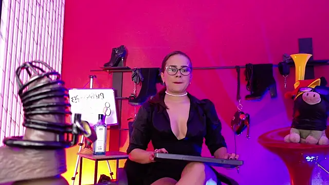 MistressSlut1 online show from 6, 7, 2026