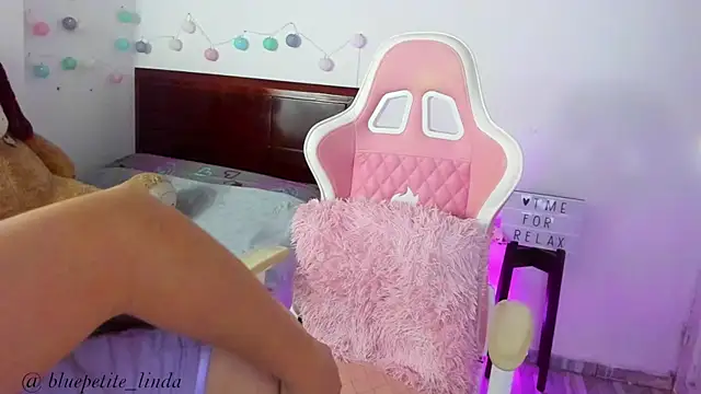 Snapshot of Blue_Petite chatting on 4, 12, 2024 Blue Petite online show from 4, 12, 2024