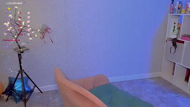 ReinaKousaka online show from 7, 1, 2025