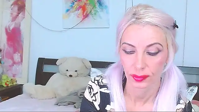 HoneyLara online show from 5, 10, 2025