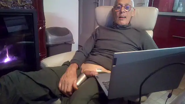 Snapshot of pierre5004 chatting on 17, 3, 2026 pierre5004 online show from 17, 3, 2026