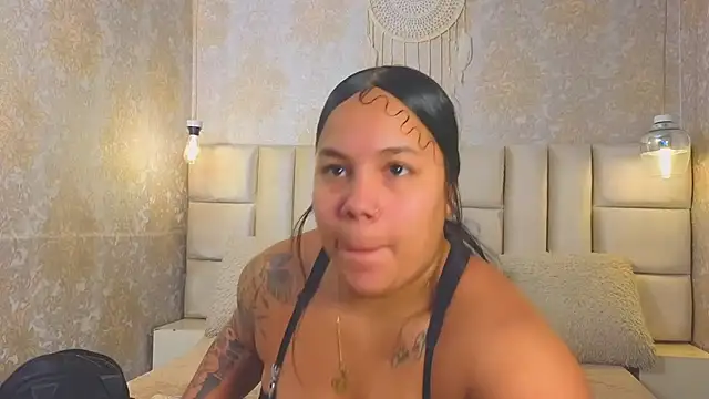 Snapshot of EmilyQueen3x chatting on 4, 6, 2026 EmilyQueen3x online show from 4, 6, 2026