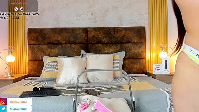 MiaLaurenzz online show from 15, 1, 2025