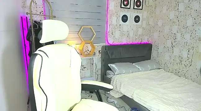 AlexandraMooree online show from 13, 1, 2025