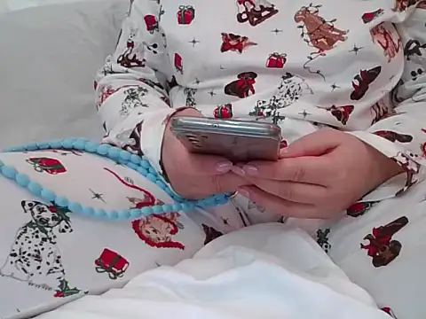 Snapshot of RealLittleRedRidingHood chatting on 1, 11, 2025 RealLittleRedRidingHood online show from 1, 11, 2025