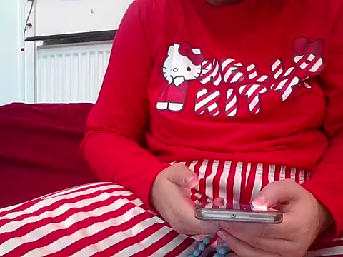 Snapshot of RealLittleRedRidingHood chatting on 13, 11, 2025 RealLittleRedRidingHood online show from 13, 11, 2025