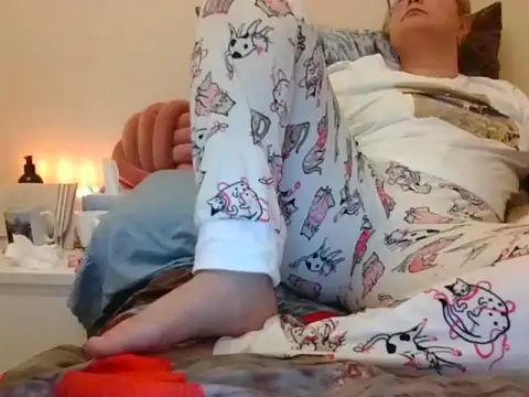 Snapshot of RealLittleRedRidingHood chatting on 16, 11, 2025 RealLittleRedRidingHood online show from 16, 11, 2025