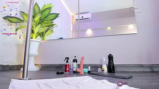 SaraFerrerx online show from 8, 3, 2025