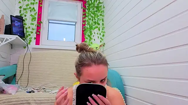 Snapshot of Misss_Vikk chatting on 20, 11, 2025 Misss Vikk online show from 20, 11, 2025