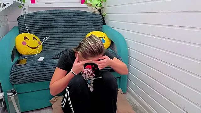 Snapshot of Misss_Vikk chatting on 21, 11, 2025 Misss Vikk online show from 21, 11, 2025