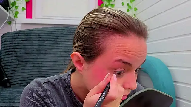 Snapshot of Misss_Vikk chatting on 28, 11, 2025 Misss Vikk online show from 28, 11, 2025