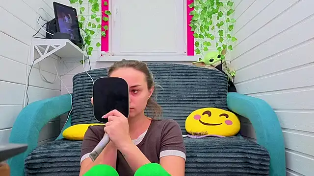 Snapshot of Misss_Vikk chatting on 1, 12, 2025 Misss Vikk online show from 1, 12, 2025