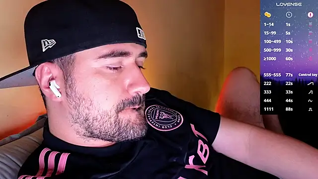 Snapshot of DominantTheo chatting on 2, 11, 2025 DominantTheo online show from 2, 11, 2025