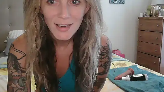 Snapshot of Heyitsmee33 chatting on 5, 10, 2025 Heyitsmee33 online show from 5, 10, 2025