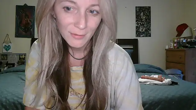Snapshot of Heyitsmee33 chatting on 3, 6, 2026 Heyitsmee33 online show from 3, 6, 2026