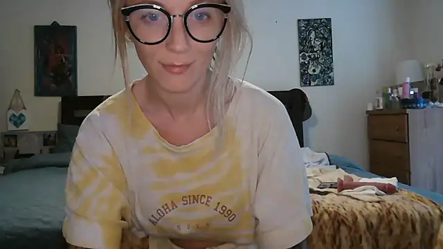 Snapshot of Heyitsmee33 chatting on 8, 7, 2026 Heyitsmee33 online show from 8, 7, 2026