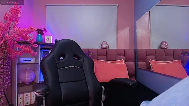 mia thompsonn  online show from 4, 12, 2025