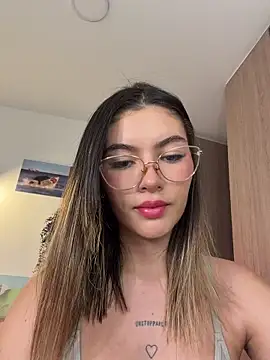 Snapshot of Your_Honeey chatting on 1, 4, 2026 Your Honeey online show from 1, 4, 2026