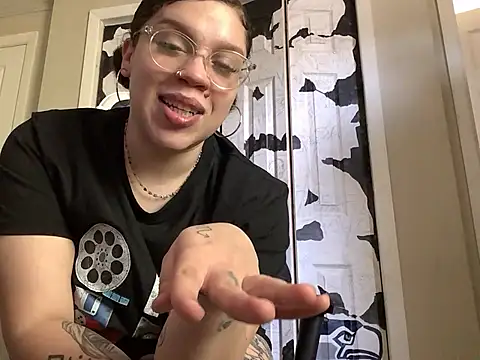 QueenNuttCollector online show from 3, 5, 2026