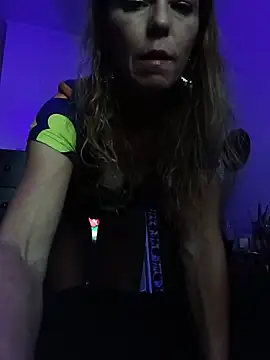 Snapshot of cammyquart chatting on 15, 10, 2025 cammyquart online show from 15, 10, 2025