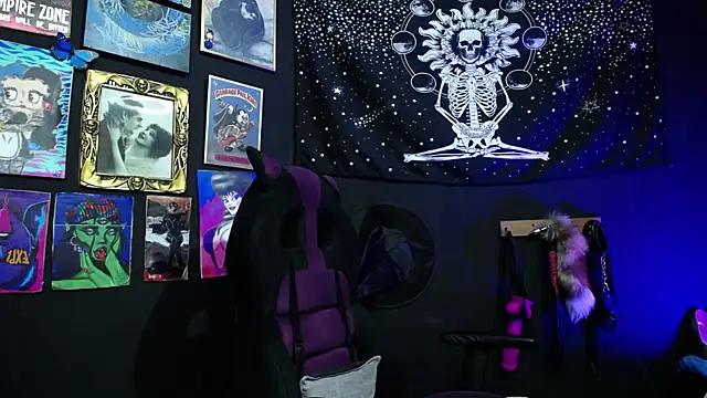 Yourmadame P online show from 22, 12, 2024