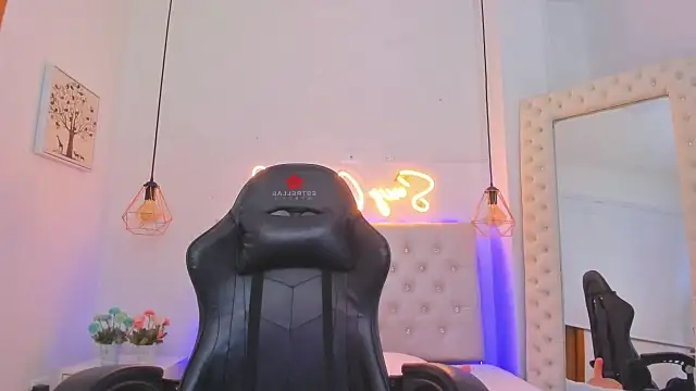 Snapshot of xiomara__cortes chatting on 4, 2, 2025 xiomara  cortes online show from 4, 2, 2025