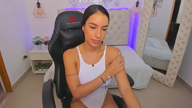 Snapshot of xiomara__cortes chatting on 4, 2, 2025 xiomara  cortes online show from 4, 2, 2025