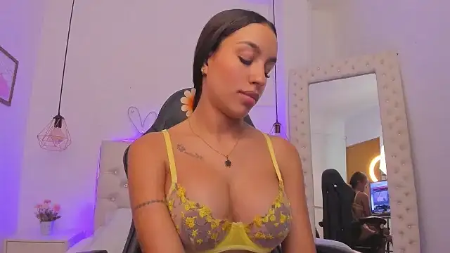 Snapshot of xiomara__cortes chatting on 4, 3, 2025 xiomara  cortes online show from 4, 3, 2025