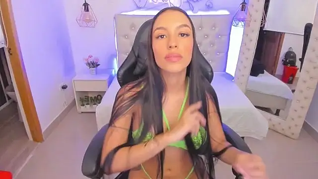 Snapshot of xiomara__cortes chatting on 4, 3, 2025 xiomara  cortes online show from 4, 3, 2025