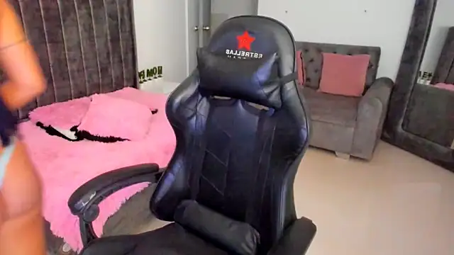 Snapshot of xiomara__cortes chatting on 18, 9, 2025 xiomara  cortes online show from 18, 9, 2025