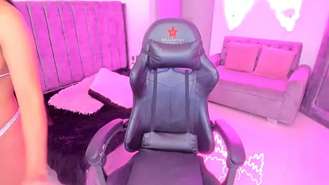 Snapshot of xiomara__cortes chatting on 13, 10, 2025 xiomara  cortes online show from 13, 10, 2025