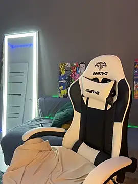 julia fly online show from 2, 2, 2025