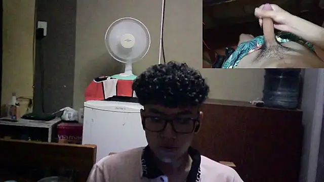 Snapshot of Emv2 chatting on 8, 1, 2026 Emv2 online show from 8, 1, 2026