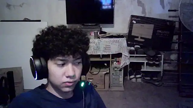 Snapshot of Emv2 chatting on 4, 3, 2026 Emv2 online show from 4, 3, 2026